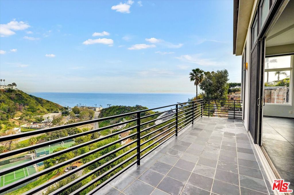 3850 Rambla Orienta — Contemporary