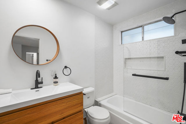 1045 S Bedford Street, Los Angeles CA: https://media.crmls.org/mediaz/489a275c-2485-41bf-a403-bd1677ab97dd.jpg