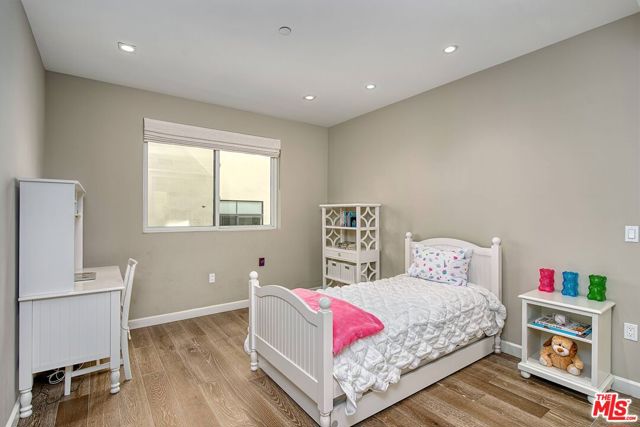 Drew Fenton | 441 S Barrington Avenue Los Angeles CA | MLS: 7091568