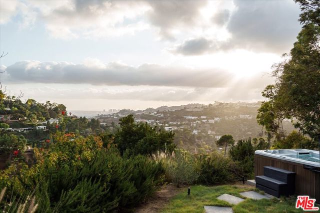 7420 Cervantes Place, Los Angeles CA: https://media.crmls.org/mediaz/489b30d5-a5c4-43ae-9d4c-4252f32287c1.jpg