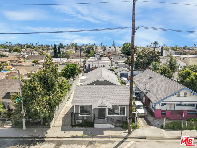 1256 Exposition Boulevard, Los Angeles CA: https://media.crmls.org/mediaz/489c6e86-c2bc-42d1-a0a2-eedd448d6c94.jpg
