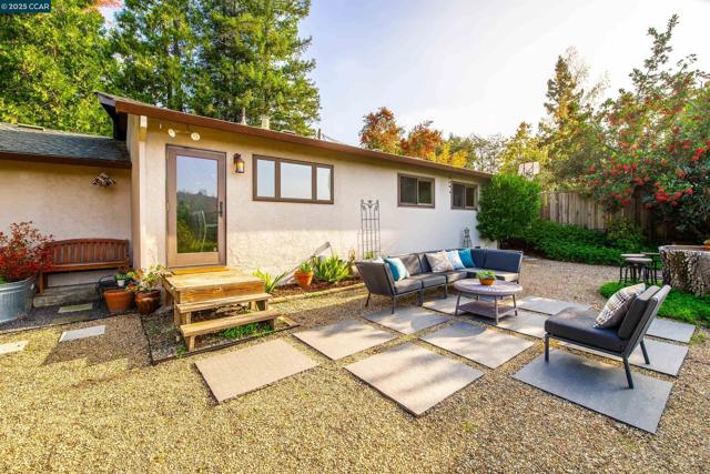 1085 Oak Hill Road #D, Lafayette CA: https://media.crmls.org/mediaz/489ce4cd-1ef3-4d84-b117-1bc440adeeb6.jpg