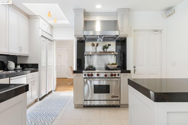 2333 Leimert Blvd, Oakland CA: https://media.crmls.org/mediaz/489deabc-4713-46a8-ae57-61301f5335f8.jpg