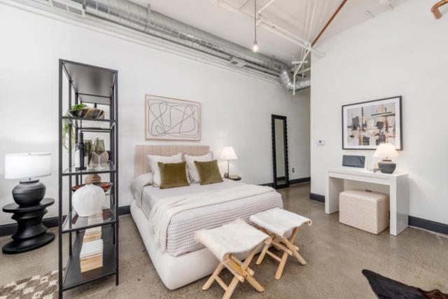 850 W Grand Avenue, Oakland CA: https://media.crmls.org/mediaz/489dfb66-8a43-4023-8d71-913b0998e9f1.jpg