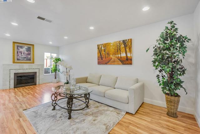 208 Siskiyou Ct, Walnut Creek CA: https://media.crmls.org/mediaz/489eab68-b5ab-411f-90bb-e07b6cfb524d.jpg