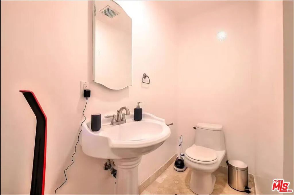 https://media.crmls.org/mediaz/489ebe4b-4c48-4889-a6b7-67ae87de52f7.jpg?preset=X-Large