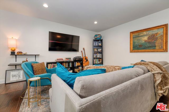 12416 Moorpark Street, A photo 6