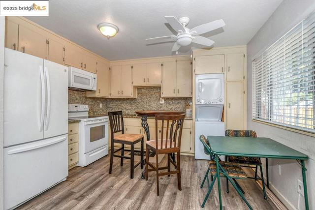 3300 Brookdale Ave, Oakland CA: https://media.crmls.org/mediaz/489f6ba2-dd3b-4001-a0e4-80a501c90b28.jpg