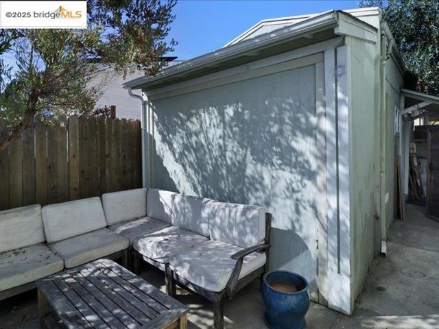 4211 Market St, Oakland CA: https://media.crmls.org/mediaz/489f7b78-4ea1-4560-930d-f320c5b4e57f.jpg