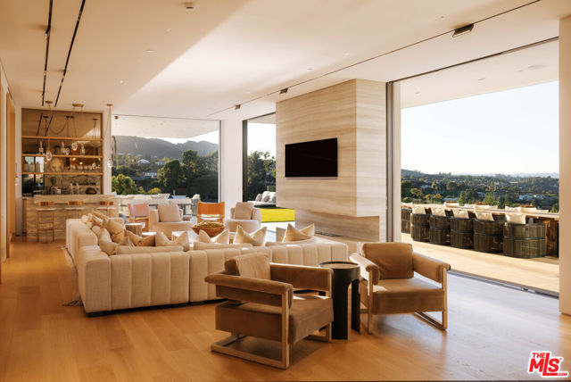 16187 Royal Oak Road, Encino CA: https://media.crmls.org/mediaz/489fe1b5-60e5-4d9a-ab44-d3fc5d86bf30.jpg