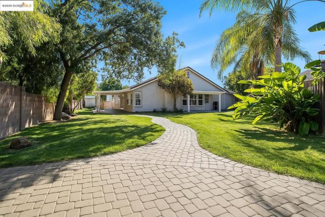 1018 Alouette Pl, Vacaville CA: https://media.crmls.org/mediaz/489ff85b-48dc-446d-a2a9-29f0fe5d4b6e.jpg