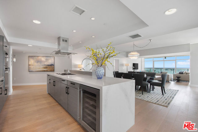 13650 MARINA POINTE Drive, Marina del Rey CA: https://media.crmls.org/mediaz/48a0cc8a-47cf-42e2-91ba-af3807f58bd4.jpg