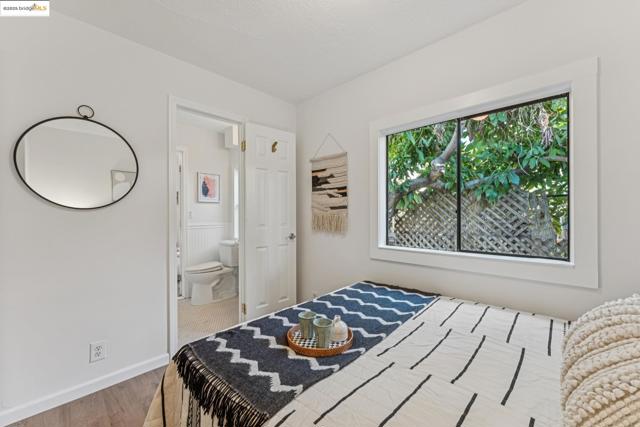 350 Henry St, Oakland CA: https://media.crmls.org/mediaz/48a11da3-96d5-4726-9b92-4ef95ab3ce7c.jpg