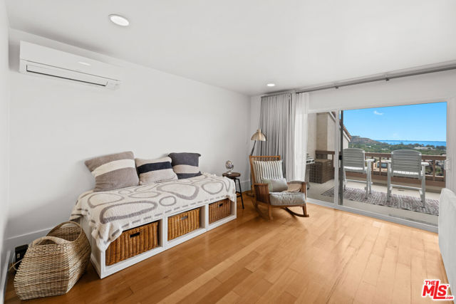 23908 De Ville Way, Malibu CA: https://media.crmls.org/mediaz/48a19ff9-e2a8-4198-880c-3d6576a7a709.jpg