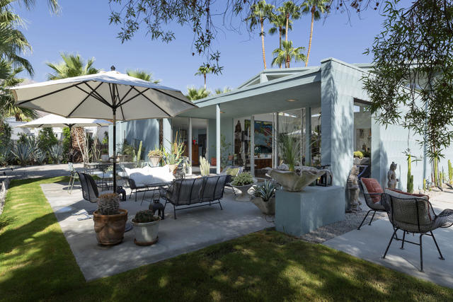 1055 E Granvia Valmonte, Palm Springs CA: https://media.crmls.org/mediaz/48a1ca6a-b146-405f-ae3a-38d3578f8a49.jpg