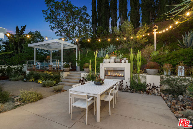 11575 Dona Dorotea Drive, Studio City CA: https://media.crmls.org/mediaz/48a2079e-ab26-4c4a-ba66-75a10a5269f8.jpg