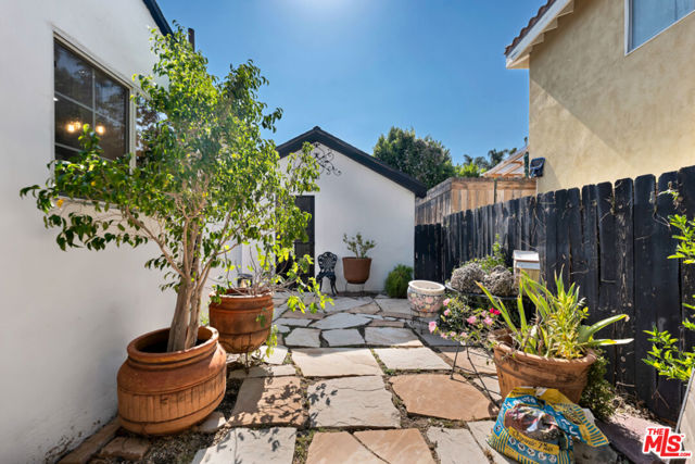 5341 Mecca Avenue, Tarzana CA: https://media.crmls.org/mediaz/48a21d67-360e-4e73-b7d1-4bff31d970e0.jpg