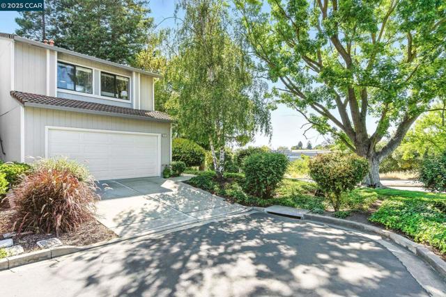 223 Via Pinada Ln, Martinez CA: https://media.crmls.org/mediaz/48a30a68-7515-4cd7-a648-756daf92e486.jpg