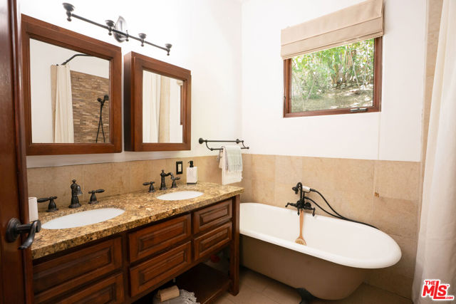 4559 E Rose Hill Drive, Los Angeles CA: https://media.crmls.org/mediaz/48a3fb6d-c1e5-4bff-b313-898b5a45cf12.jpg