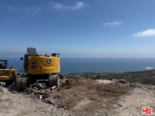 2401 Rambla Pacifico Street, Malibu CA: https://media.crmls.org/mediaz/48a55548-22e3-48bd-aecc-ecfa28846423.jpg