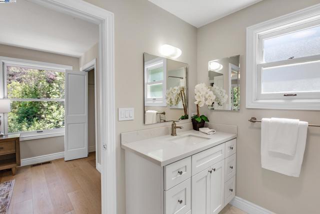 5601 Castle Dr, Oakland CA: https://media.crmls.org/mediaz/48a68fee-f934-4481-8b9b-2d9ae66763d7.jpg