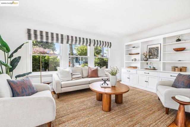 1334 Derby St, Berkeley CA: https://media.crmls.org/mediaz/48a698e1-33fa-43c2-9c8a-a3021227ad9d.jpg