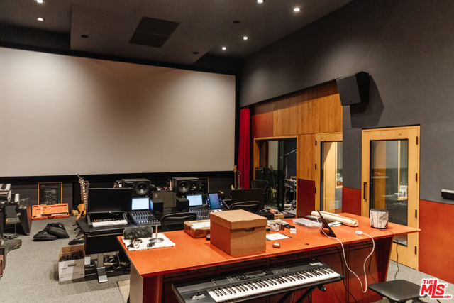7017 Senalda Road, Los Angeles CA: https://media.crmls.org/mediaz/48a6effe-7d0f-4a36-836e-93692c340ebe.jpg