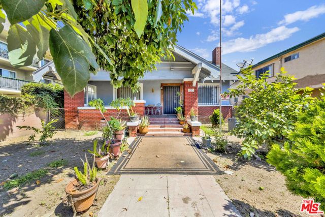 1215 W 39th Place, Los Angeles CA: https://media.crmls.org/mediaz/48a715af-eb9c-4379-a4e8-ec36ed64f48d.jpg