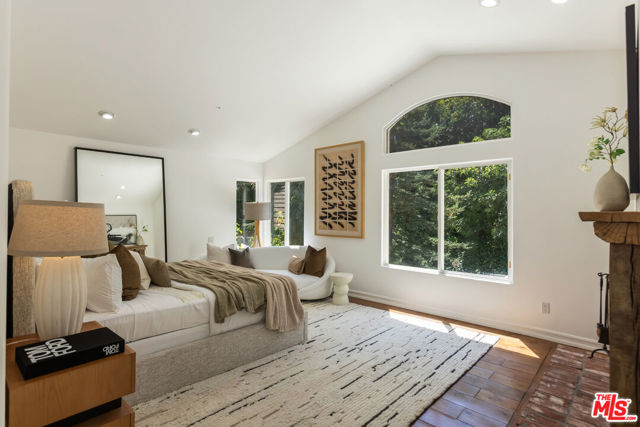 5985 Vista De La Luz, Woodland Hills CA: https://media.crmls.org/mediaz/48a7760b-1953-427e-8288-35bab7b78a44.jpg