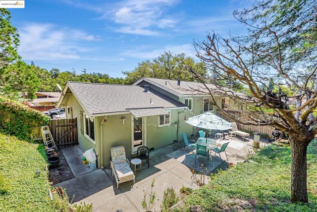 2050 Donald Dr, Moraga CA: https://media.crmls.org/mediaz/48a8c387-24c2-49d0-8262-38de11c9ae7a.jpg