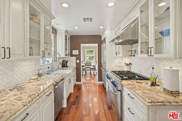 5324 Irvine Avenue, Valley Village CA: https://media.crmls.org/mediaz/48aa8239-02a4-48db-a63b-0c1850847217.jpg