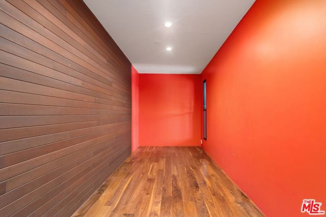 1005 Elden Way, Beverly Hills CA: https://media.crmls.org/mediaz/48aac3b4-05f1-48be-b983-df30331f9d5a.jpg