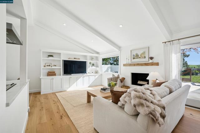 31 Ascot Place, Moraga CA: https://media.crmls.org/mediaz/48abd47a-60d4-428e-9407-60468d519c67.jpg