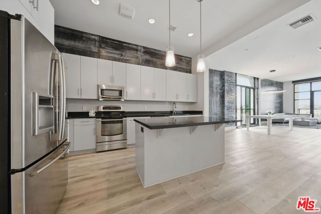 3223 W 6th Street, Los Angeles CA: https://media.crmls.org/mediaz/48ac3ae3-c9e5-43d5-9d96-61d2bf5118ca.jpg
