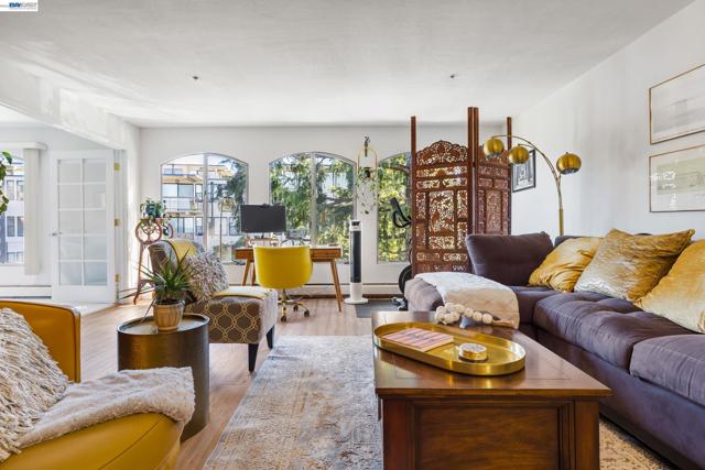 5405 Carlton St, Oakland CA: https://media.crmls.org/mediaz/48acec79-2024-44b6-a9db-aef8157ba658.jpg