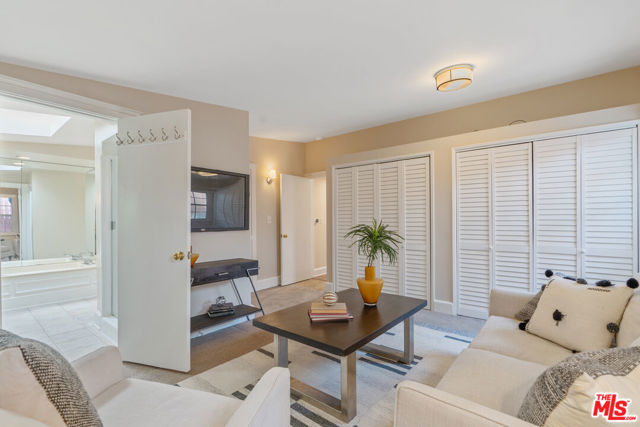 3564 Summerfield Drive, Sherman Oaks CA: https://media.crmls.org/mediaz/48ad4e12-b2a8-4998-8370-ac08dc6e30a7.jpg
