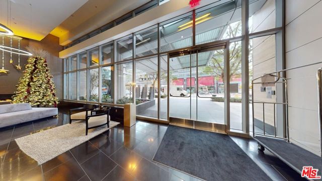 1155 S Grand Avenue, Los Angeles CA: https://media.crmls.org/mediaz/48ae7950-2433-4670-b7a4-3c5cdda94bca.jpg