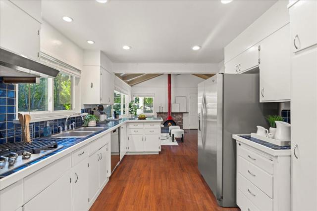 12272 Windsor Court, Los Altos Hills CA: https://media.crmls.org/mediaz/48ae8c57-4b15-4b27-874d-10a43b679896.jpg