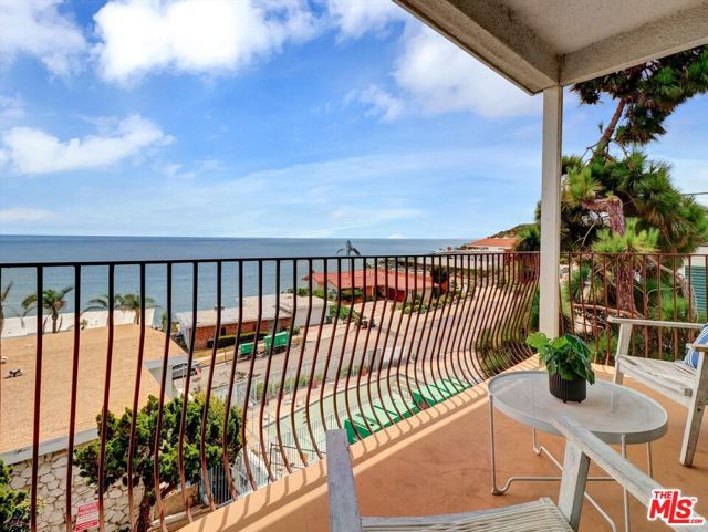 18111 Coastline Drive, Malibu CA: https://media.crmls.org/mediaz/48af5c19-0a55-4141-93cc-92e966a9d765.jpg