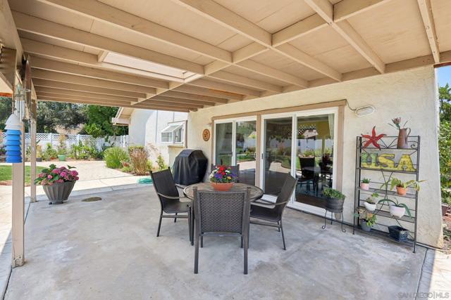 2807 Carlton Way, Fallbrook CA: https://media.crmls.org/mediaz/48afbfc9-63f6-499b-9452-1e43c03b0c3d.jpg
