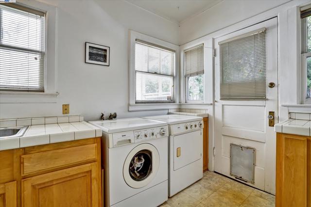 5378 Broadway, Oakland CA: https://media.crmls.org/mediaz/48affcc5-b41a-4007-a80d-94569ced176a.jpg