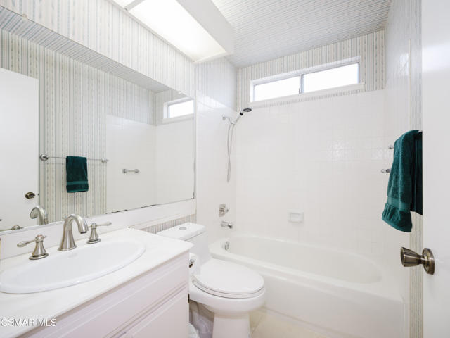 4380 N Skylark Court, Moorpark CA: https://media.crmls.org/mediaz/48b1f2a9-47b3-4763-adda-a424fb0459c7.jpg