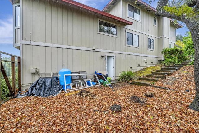 4 Harris Hill Drive, Novato CA: https://media.crmls.org/mediaz/48b1f9a9-4557-4ed5-bd77-147bc9fc5563.jpg