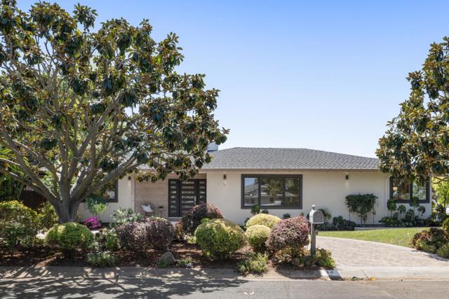 34 Carriage Court, Los Altos CA: https://media.crmls.org/mediaz/48b28171-4cb9-4da0-b2fb-92db3dcb16eb.jpg