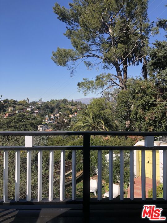 2225 1/2 Lake Shore Avenue, Los Angeles CA: https://media.crmls.org/mediaz/48b421a6-b898-401d-931e-75734e70545d.jpg