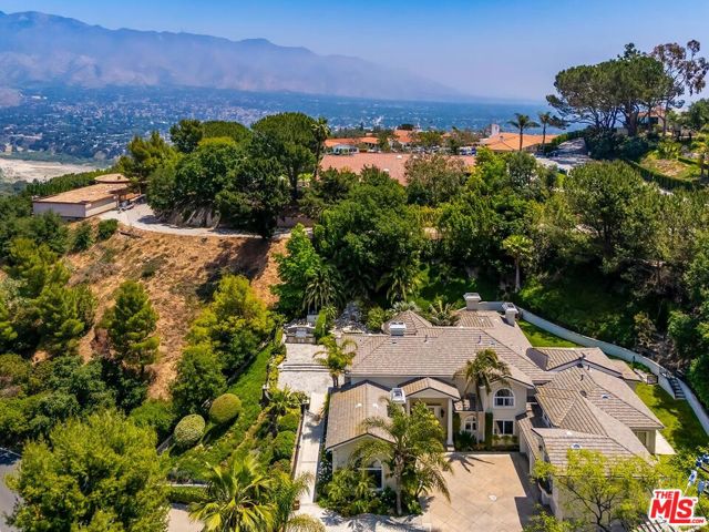 732 Saint Katherine Drive, La Canada Flintridge CA: https://media.crmls.org/mediaz/48b541fc-2b15-4dc5-8053-dae3930df746.jpg