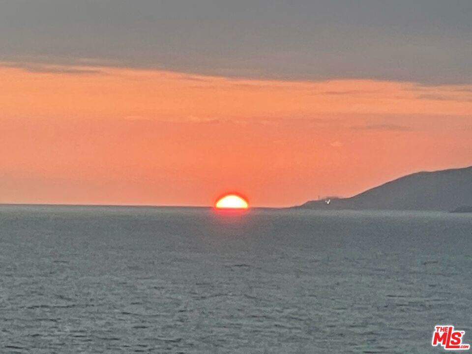 https://media.crmls.org/mediaz/48b58dd8-2d81-4ede-b878-ee5e86c16f61.jpg?preset=X-Large