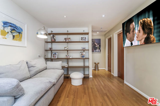 8783 Lookout Mountain Avenue, Los Angeles CA: https://media.crmls.org/mediaz/48b67160-e950-42b0-aa70-ea9039d464ec.jpg