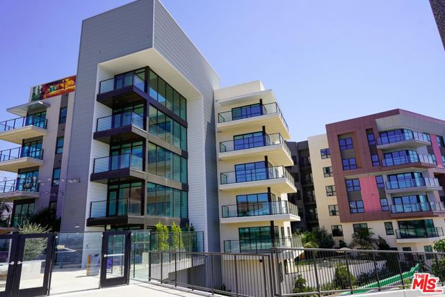 800 N Front Street, Burbank CA: https://media.crmls.org/mediaz/48b74683-749b-4720-b045-5a80e598d9cf.jpg