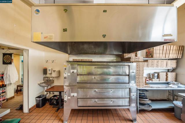 353 24Th St, Richmond CA: https://media.crmls.org/mediaz/48b8ccca-f7bc-4cba-ace1-c72c3d7e467a.jpg